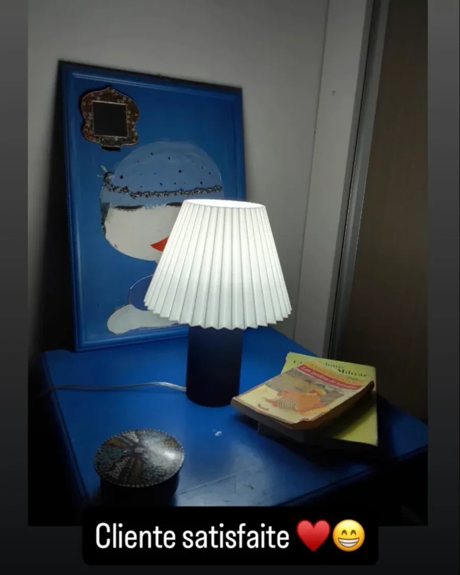 Une Akari blanche et bleu nuit sur une table de chevet