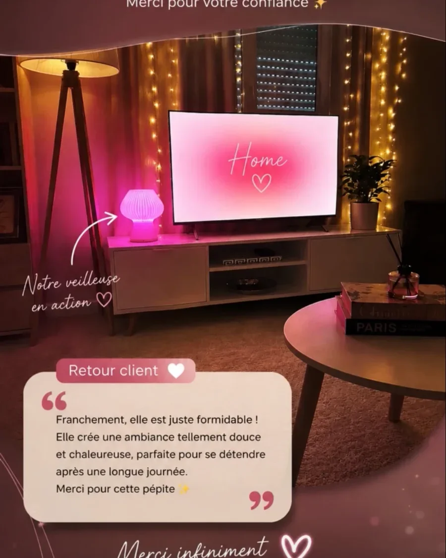Une veilleuse rose allumée dans un salon, près de la télévision