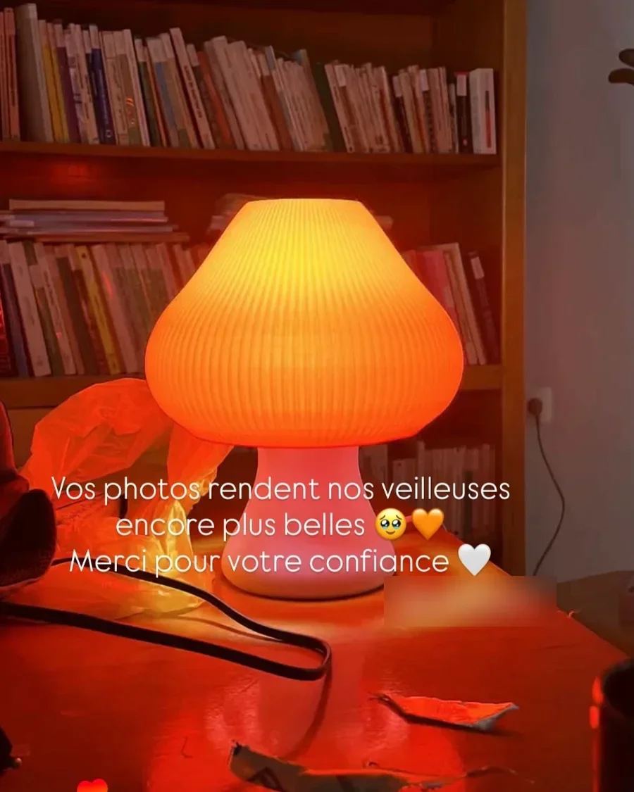 Un Champignon orange devant une bibliothèque