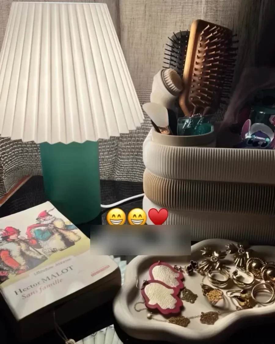 Une Akari vert d'eau sur une coiffeuse