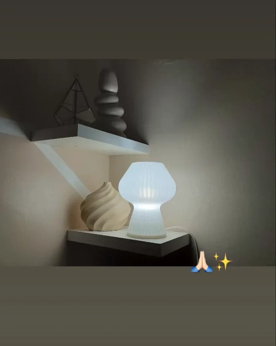 Un Champignon blanc allumé sur une étagère