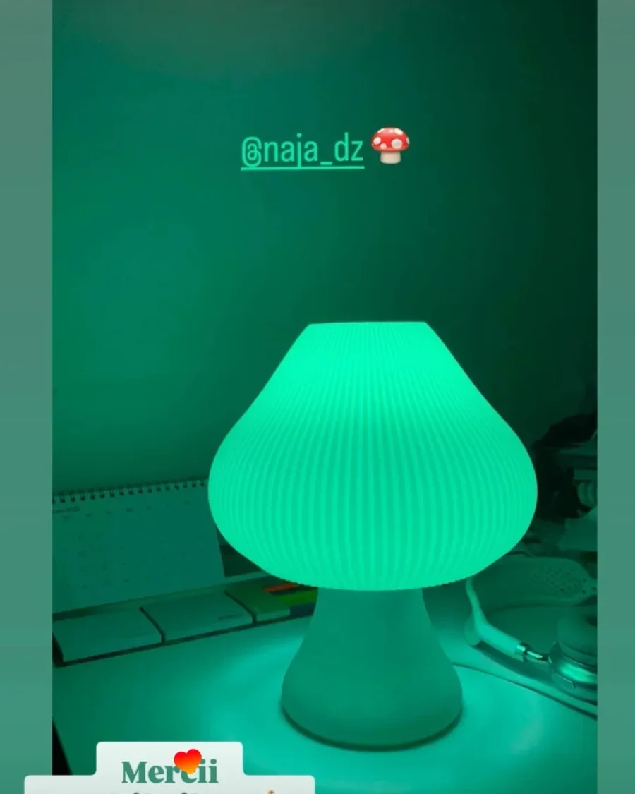 Un Champignon vert allumé sur un bureau