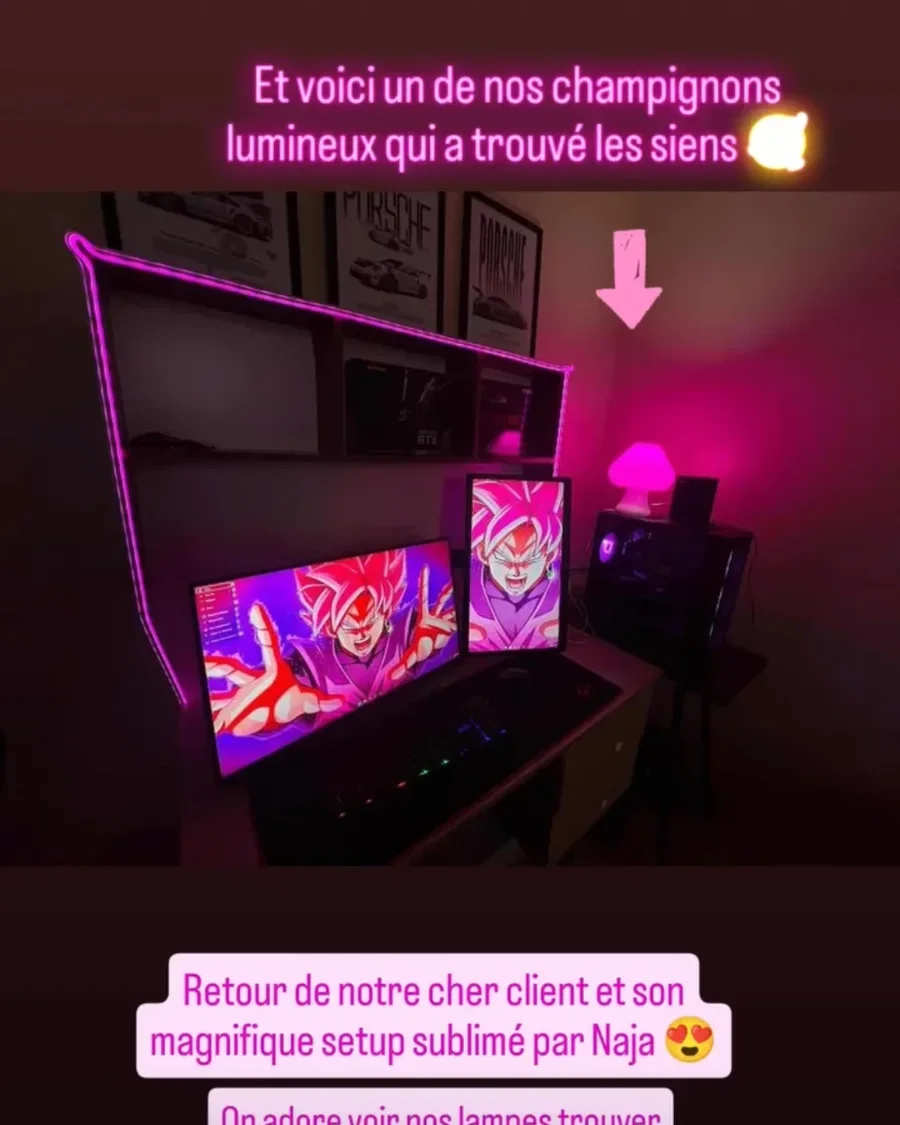 Une veilleuse rose dans un coin gaming