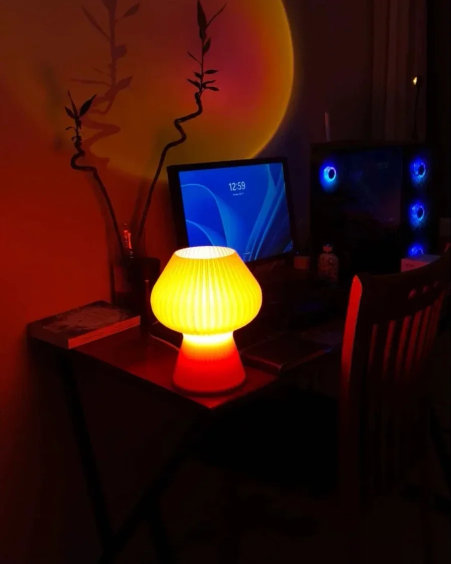 Un Champignon jaune allumé, mur orangé